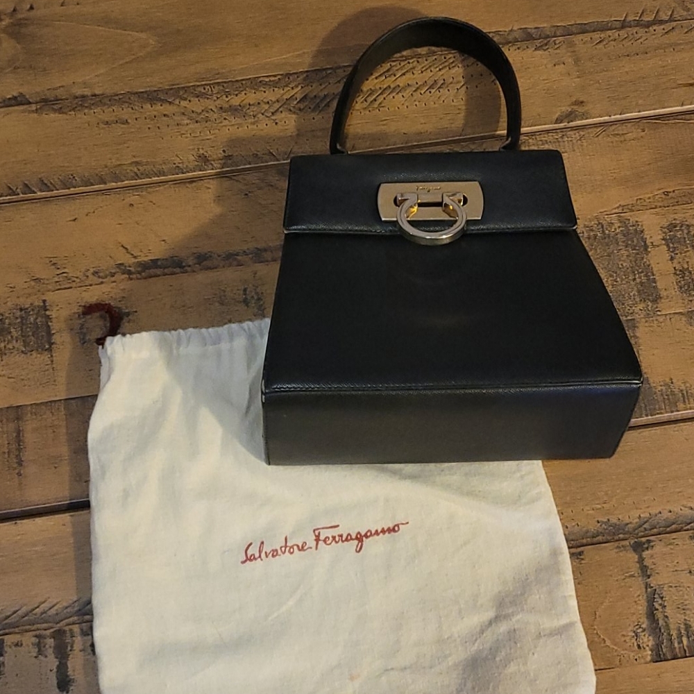 Cute black purse still in great condition